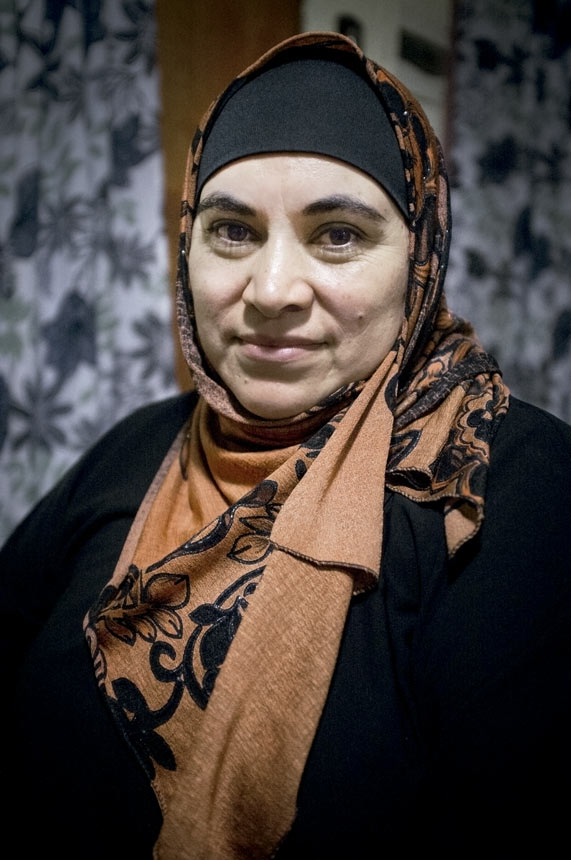 Originaria de Salta, Argentina, Aisha vive en Uruguay desde su casamiento con Yaafar. Cada vez que vuelve a su ciudad natal, los vecinos la miran como extraña y cuenta que sufre discriminación cuando hace las compras o trámites. Por la calle no ha tenido problemas, con excepción de “algún desubicado” que le grita “cabeza atada”.